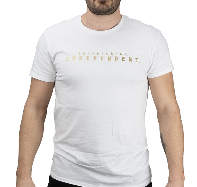 Camiseta branca escrita "independente"