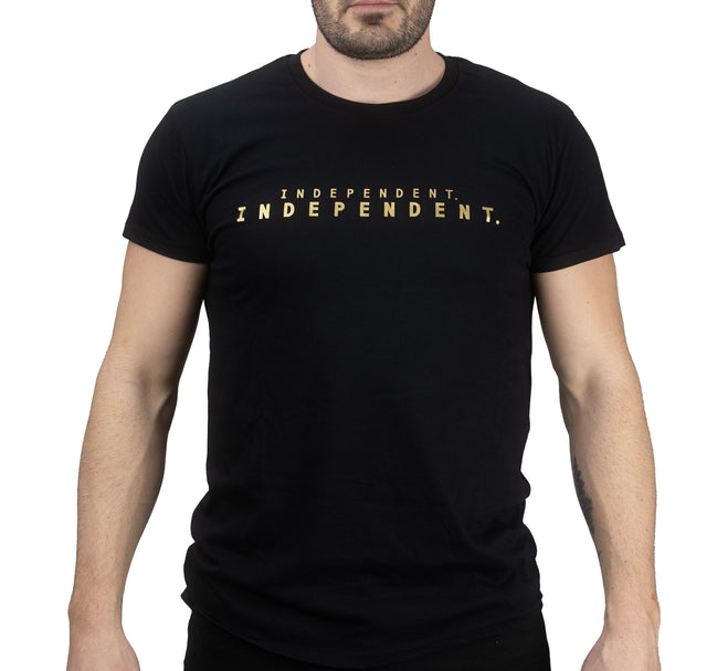 Camiseta preta com escrita independente