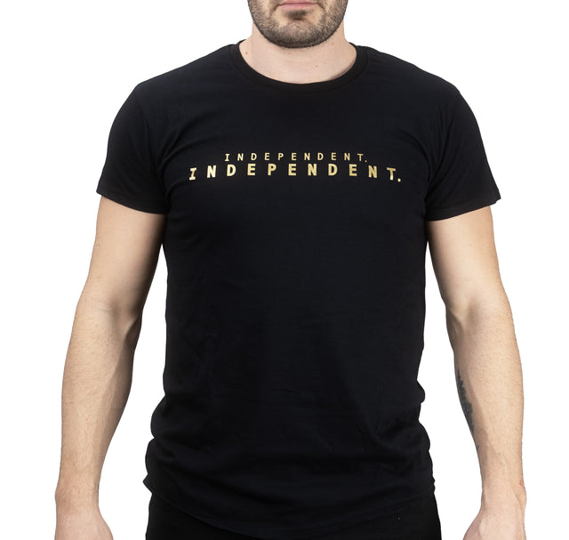 Camiseta preta com escrita independente