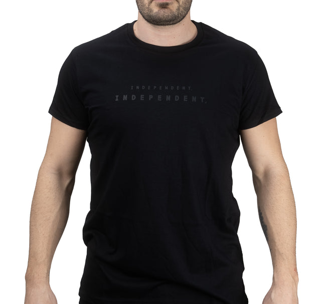 Camiseta preta com escrita independente