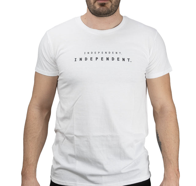 Camiseta branca escrita "independente"