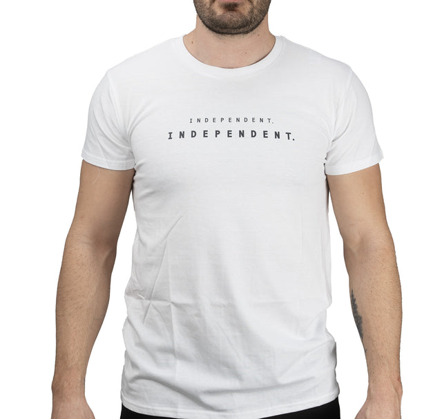 Camiseta branca escrita "independente"