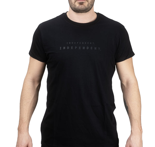 Camiseta preta com escrita independente